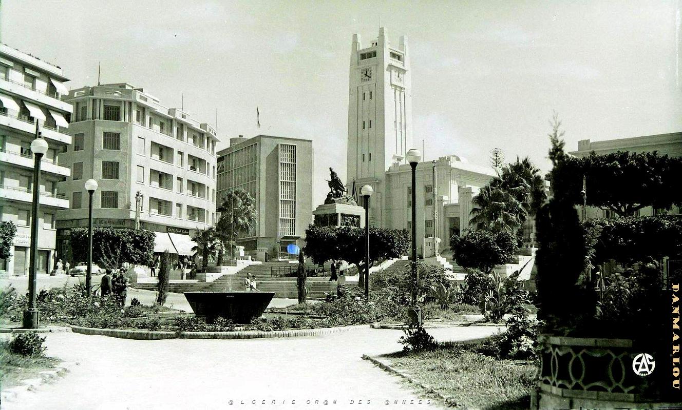 Mostaganem 526- Place de l'hotel de ville  COLLECTION DES AMIS DE ND DE SANTA CRUZ.JPG